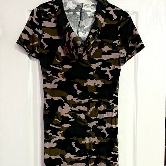 🟪 Army print green and black hooded front tie v-neck dress - Picture 2 of 4